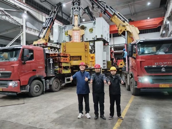 揚(yáng)力2500T 上梁自重270噸安全吊裝完工